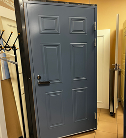 Синяя входная дверь Classic C1881 фото 1 — Финдвери