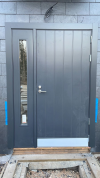 Белая входная дверь R1894 со стационарной остекленной створкой фото 6 — Финдвери
